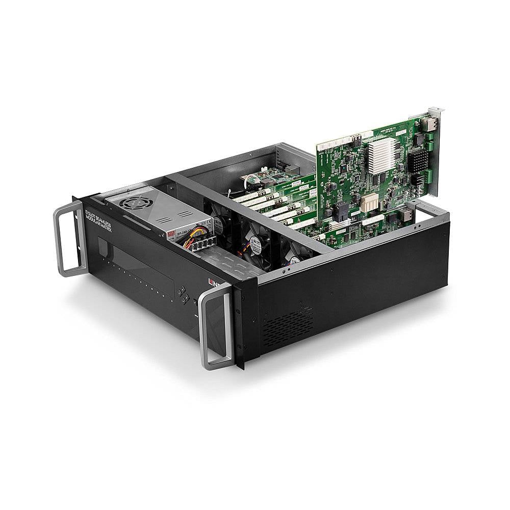 Ein offener Computer-Server zeigt elektronische Komponenten im Inneren, einschließlich einer Hauptplatine mit Kühlkörpern und Steckplätzen.