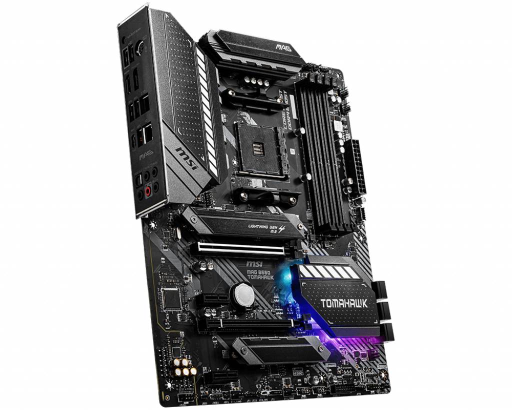 Ein schwarzes Motherboard mit mehreren Anschlüssen und Kühlkörpern. Aufschrift 'TOMAHAWK' mit bunten LED-Lichtern.