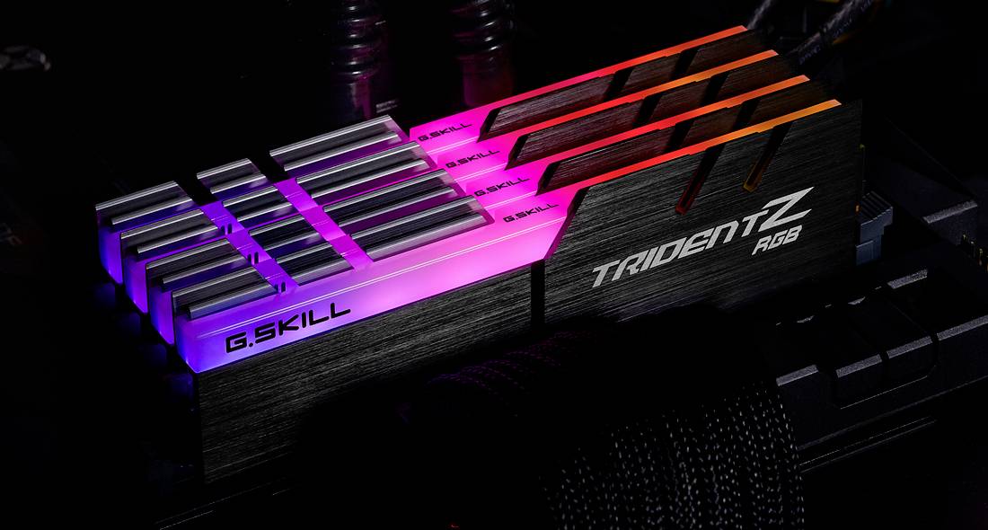 RGB-beleuchteter G.Skill Trident Z RAM-Riegel auf einem Motherboard, erstrahlt in leuchtenden Farben.