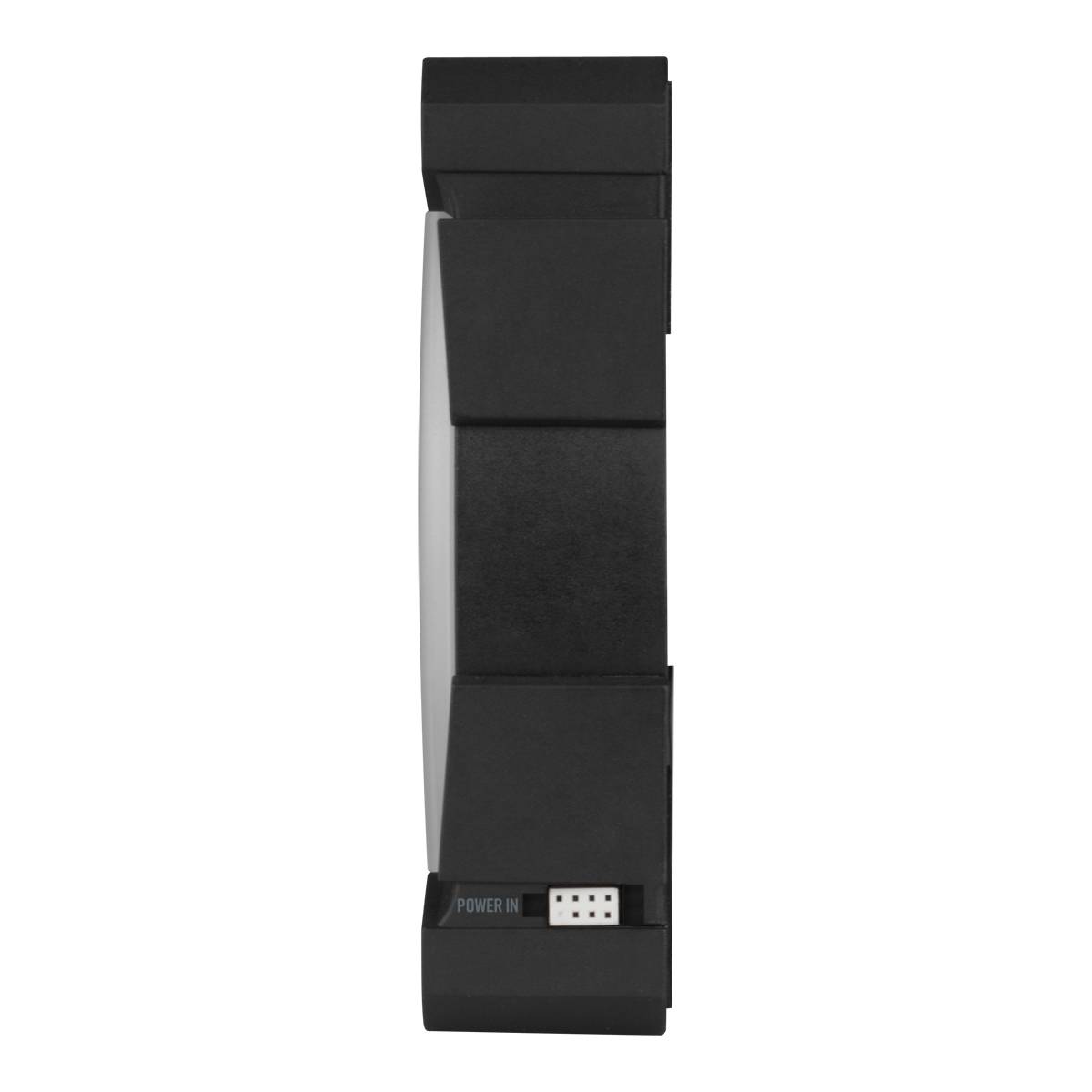 Ein schwarzes, vertikal montiertes elektronisches Modul mit einem 'Power In'-Anschluss unten in der Vorderansicht.