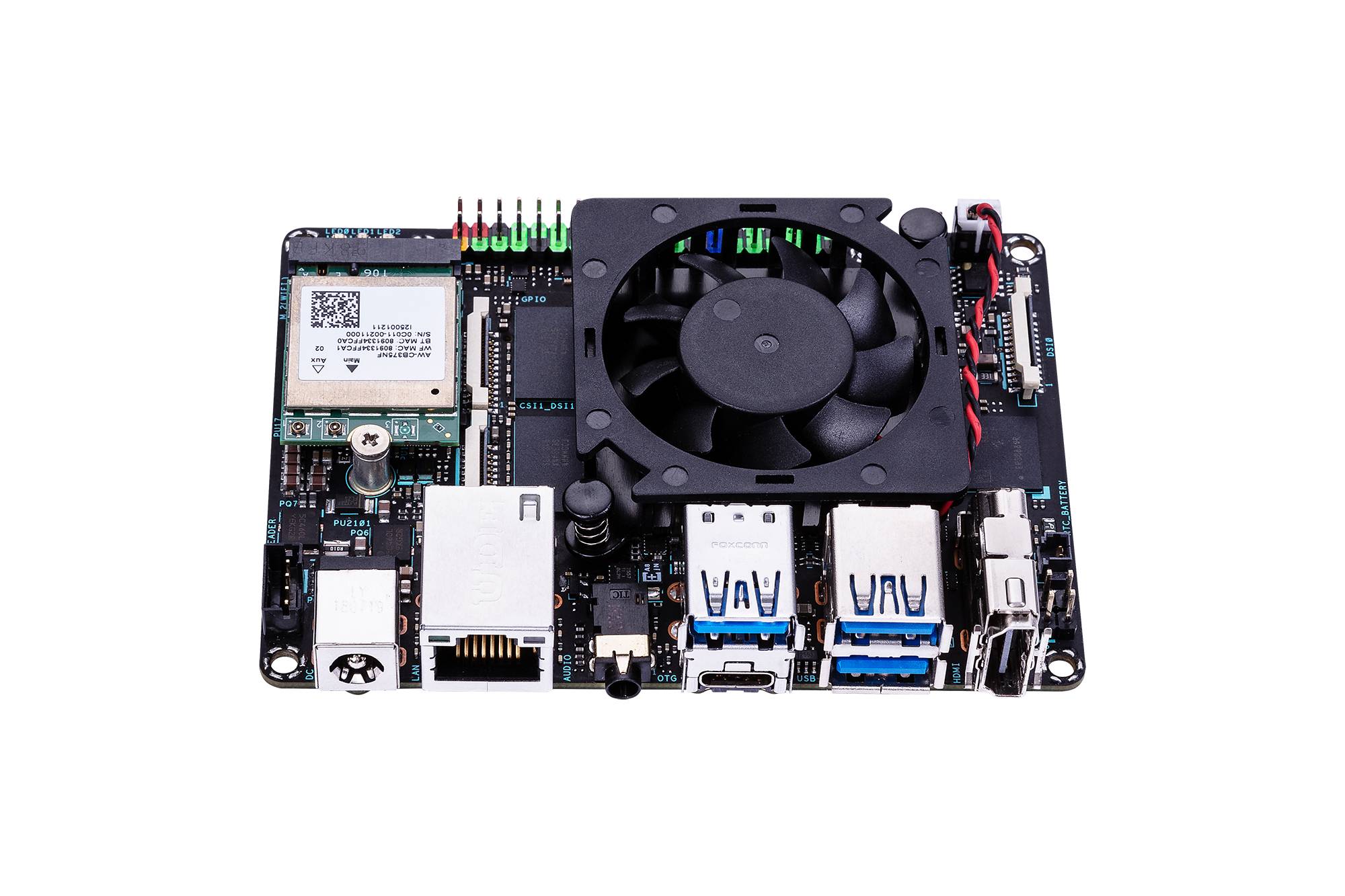 Ein Computer-Entwicklungsboard mit mehreren Anschlüssen und einem Kühlventilator. Es zeigt eine kompakte und modulare Bauweise.