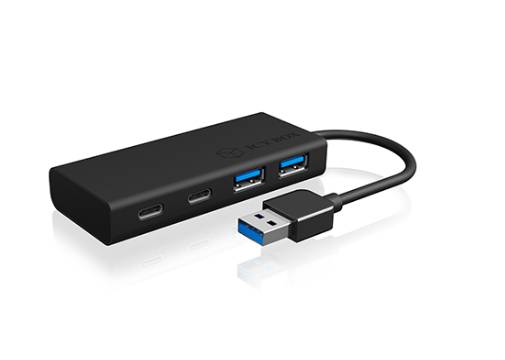Ein schwarzer USB-C-Hub mit zwei USB-C- und zwei USB-A-Ports, verbunden mit einem kurzen Kabel und einem USB-Stecker.
