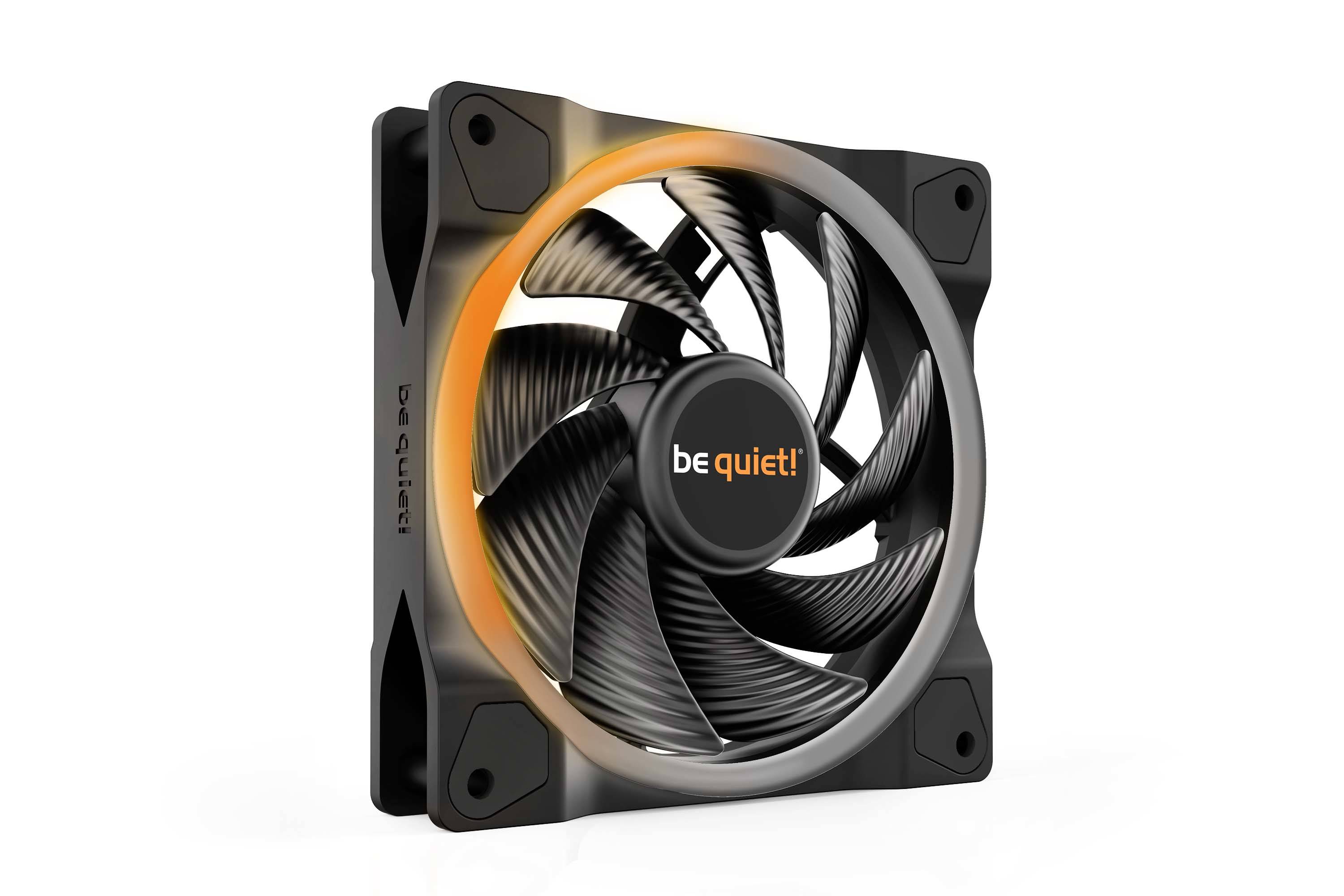 Schwarzer Computerlüfter von be quiet! mit orangefarbenem LED-Licht, an der Wand montierbar. Der Lüfter hat geschwungene Rotorblätter.