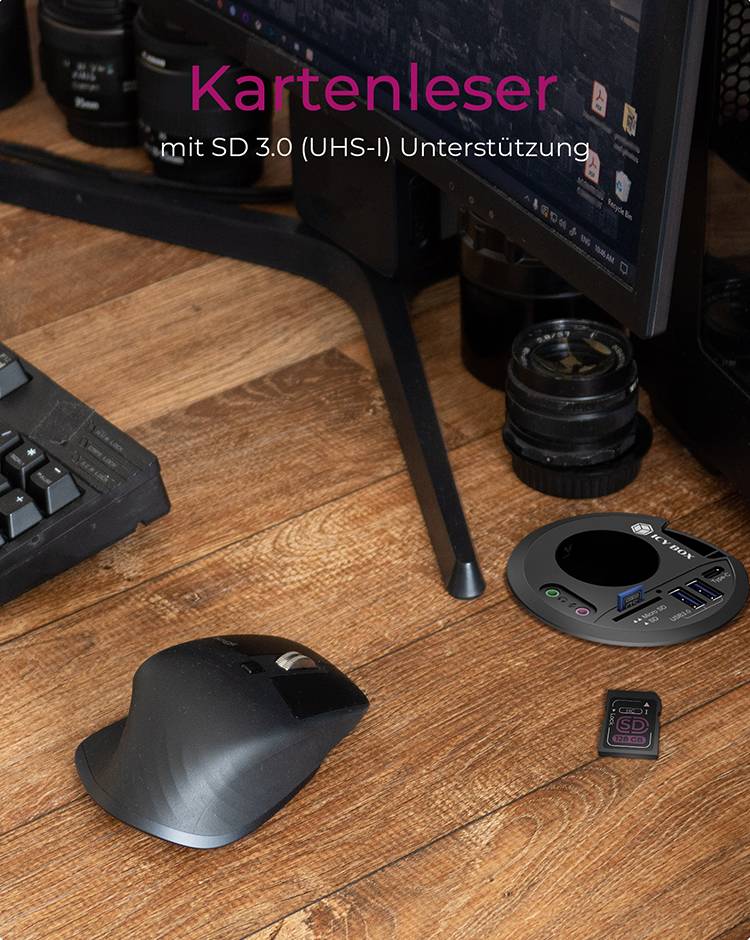Ein Schreibtisch mit einer Computermaus, einem Kartenleser und einer SD-Karte. Der Bildschirm zeigt 'Kartenleser mit SD 3.0 (UHS-I) Unterstützung'.