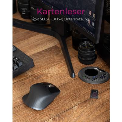 Ein Schreibtisch mit einer Computermaus, einem Kartenleser und einer SD-Karte. Der Bildschirm zeigt 'Kartenleser mit SD 3.0 (UHS-I) Unterstützung'.