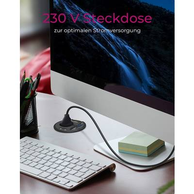 Ein Computerbildschirm auf einem Schreibtisch, verbunden mit einer 230 V Steckdose zur optimalen Stromversorgung. Bürobedarf daneben.