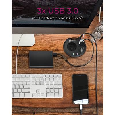 'Schreibtischtisch mit Computer, Tastatur, externer Festplatte, Smartphone und Steckdose mit USB-Anschlüssen.'