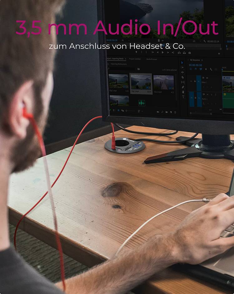 Mann mit Kopfhörern arbeitet am Computer. Text über Bild: '3,5 mm Audio In/Out zum Anschluss von Headset & Co.'