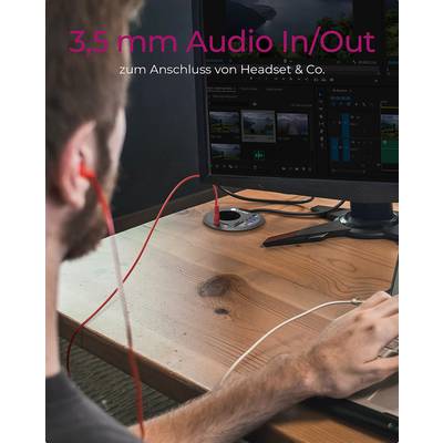 Mann mit Kopfhörern arbeitet am Computer. Text über Bild: '3,5 mm Audio In/Out zum Anschluss von Headset & Co.'