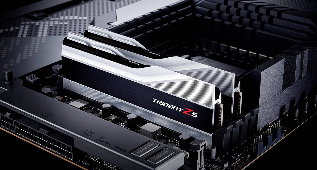 Zwei RAM-Module der Serie 'Trident Z5' sind in ein schwarzes Computer-Motherboard installiert, das eine moderne und leistungsstarke Hardware darstellt.