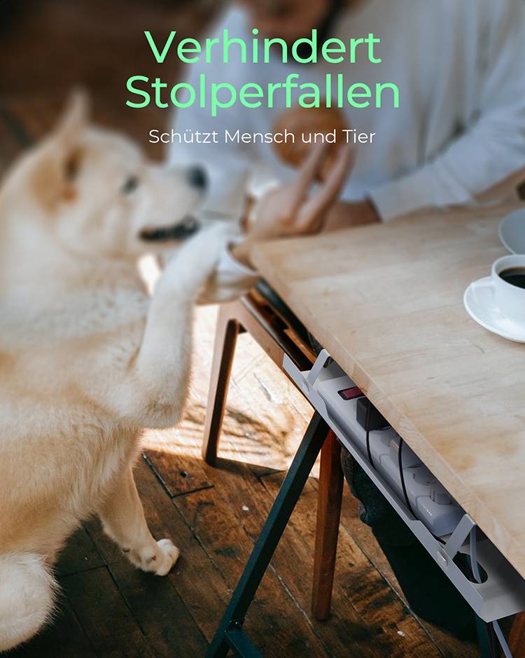 Ein Hund steht auf den Hinterbeinen und stupst mit den Pfoten freundlich eine Person an. Auf dem Tisch stehen Tasse und Teller. Text: 'Verhindert Stolperfallen - Schützt Mensch und Tier'.