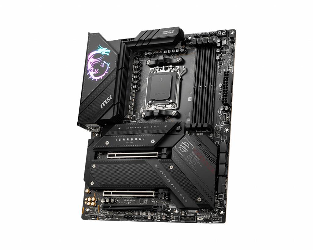 MSI-Motherboard mit LGA-1700-Sockel, RGB-LED-Logo, PCIe-Slots, RAM-Steckplätzen und Wärmeleitplatte. Hochwertige Verarbeitung.
