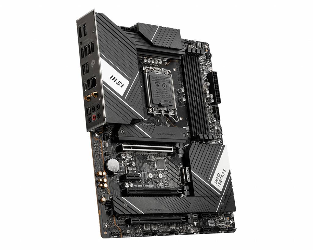 Ein schwarzes Computer-Mainboard mit mehreren Anschlüssen und Steckplätzen, einschließlich USB-Ports, audiovisueller Ausgänge und Kühlkörper.