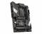Ein schwarzes Computer-Mainboard mit mehreren Anschlüssen und Steckplätzen, einschließlich USB-Ports, audiovisueller Ausgänge und Kühlkörper.