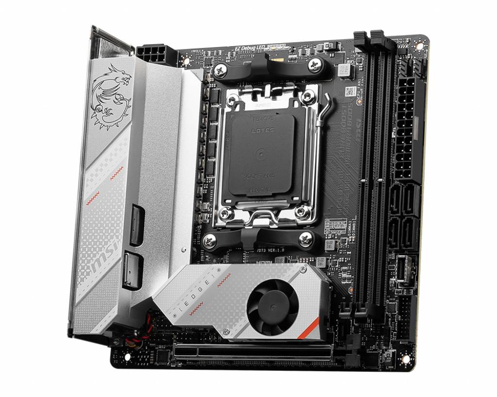 Ein Mini-ITX-Motherboard mit silbernem Design und schwarzen Akzenten. Sichtbar sind RAM-Steckplätze, CPU-Sockel, Lüfter und Anschlüsse.