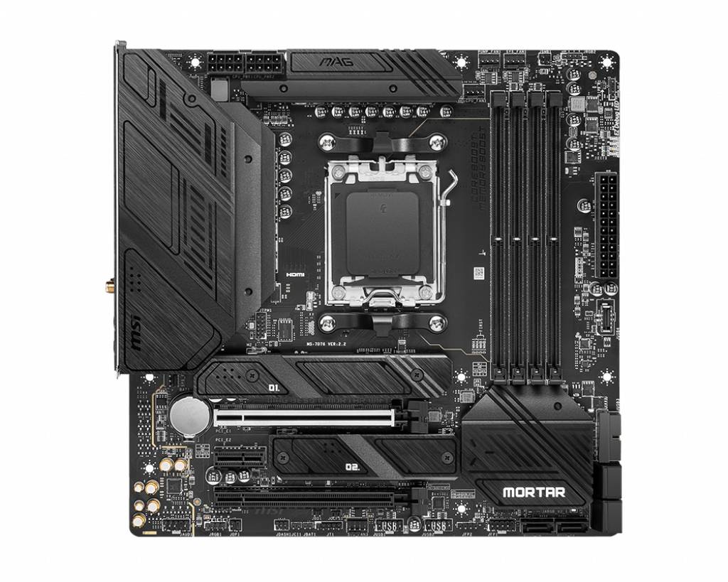 Mainboard mit vier RAM-Steckplätzen, CPU-Sockel, PCIe-Slots und Anschlüssen für Peripheriegeräte, geeignet für Gaming-PCs.