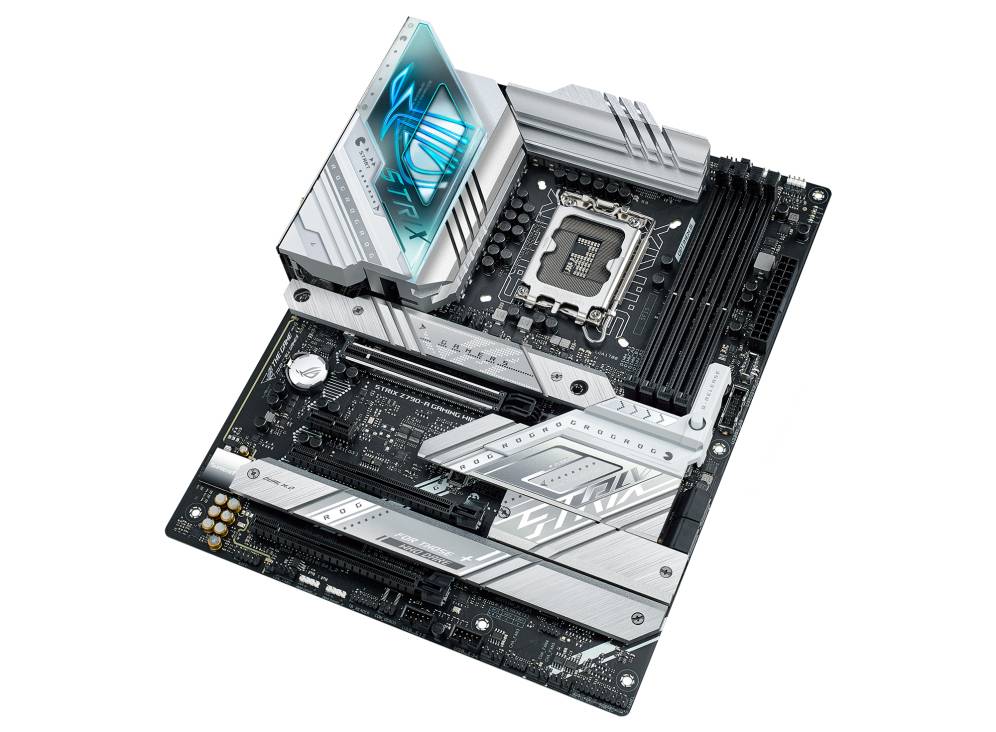 Ein Computer-Motherboard mit einem markanten, silbernen Kühlkörper, RAM-Steckplätzen und PCIe-Erweiterungssteckplätzen.