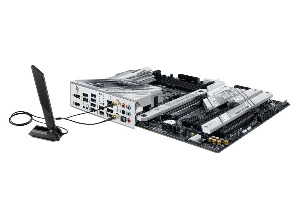 Ein weißes Mainboard mit zahlreichen Anschlüssen und extern angeschlossener Antenne für drahtlose Verbindungen.