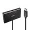 Ein DisplayPort 1.4 MST-Hub mit vier Anschlüssen und einem abnehmbaren Kabel, geeignet für Multi-Monitor-Setups in professionellen Umgebungen.