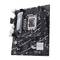 Ein schwarzes PC-Mainboard mit mehreren Steckplätzen für RAM und einen CPU-Sockel in der Mitte. Anschlüsse sind an der Seite platziert.
