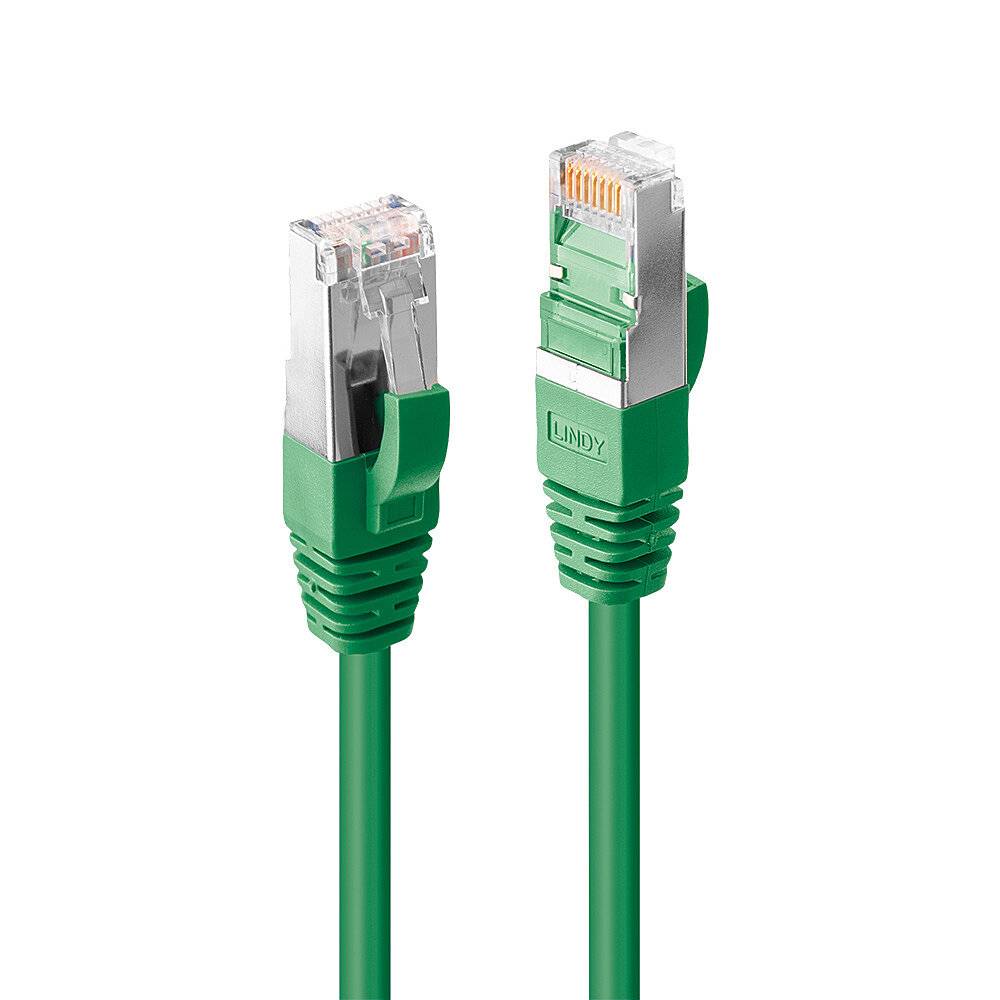 Ein grünes Ethernet-Kabel mit zwei RJ45-Steckern, geeignet für Netzwerkverbindungen. Die Stecker haben eine Metallabschirmung.