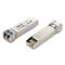 Zwei SFP-Module aus Metall, eines mit herausragenden blauen Elementen, beide mit CE- und Recycling-Symbolen.