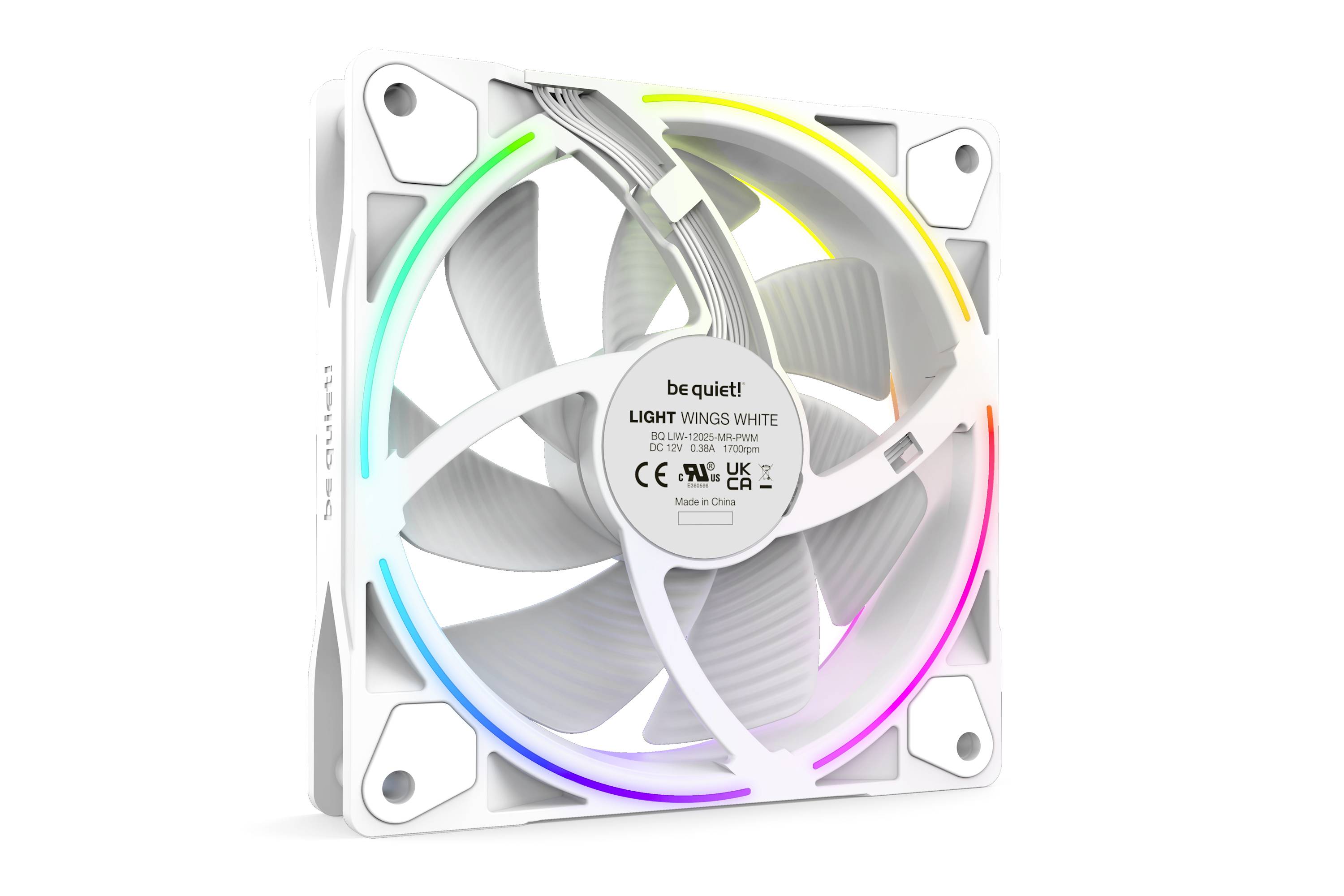 Weiße PC-Lüfter mit RGB-LEDs, leuchtet in verschiedenen Farben. Markierung 'be quiet! Light Wings White'.