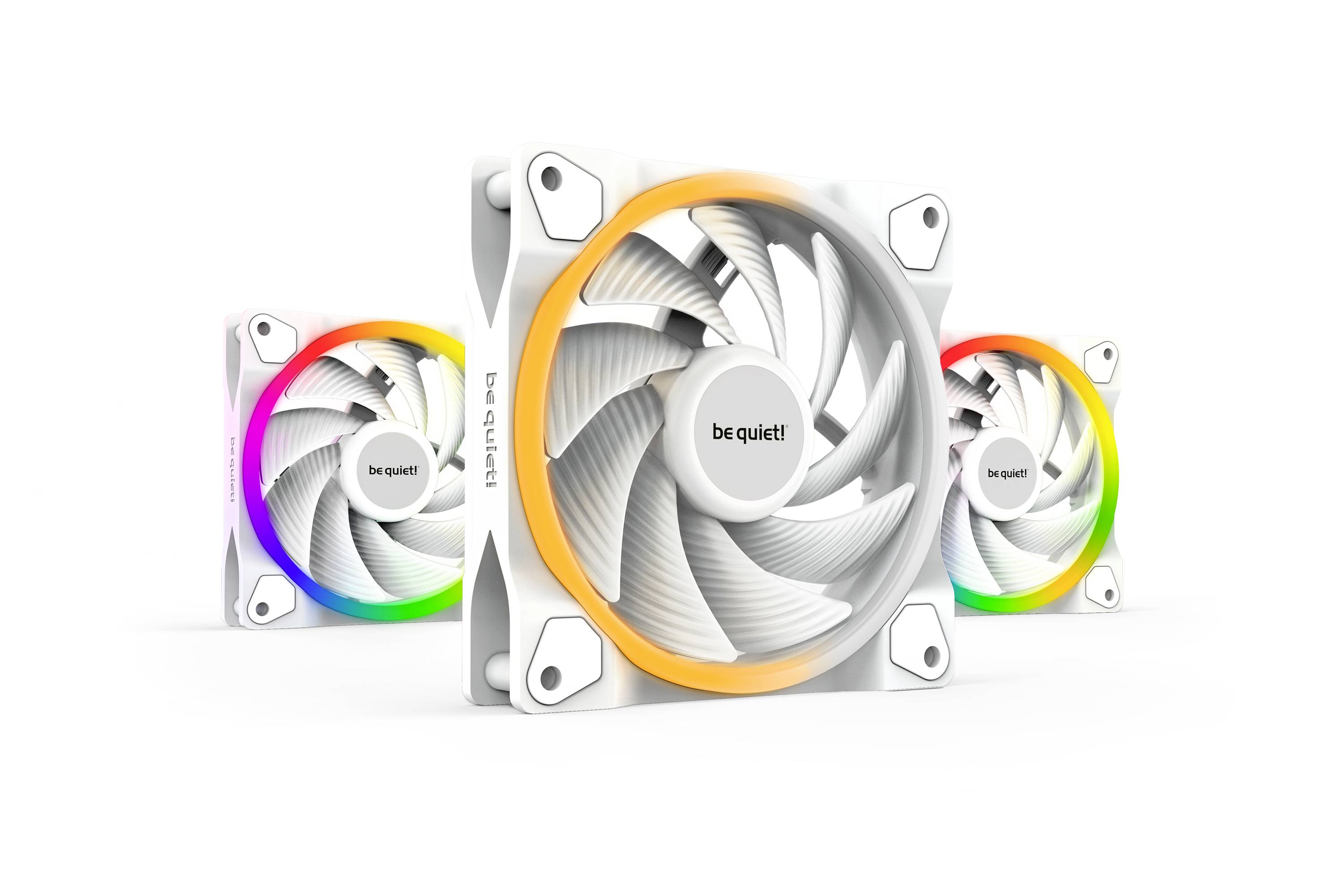 Drei weiße Computerlüfter mit RGB-Beleuchtung und 'be quiet!' Logo in der Mitte, auf weißem Hintergrund platziert.