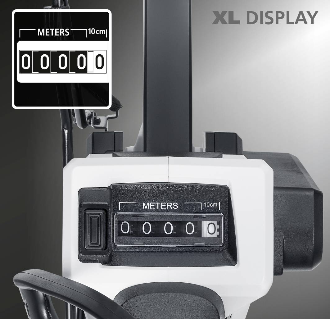 Ein Zähler zeigt 'METERS' mit fünf schwarzen Nullen auf einem weißen Display. Oben rechts steht 'XL DISPLAY'.