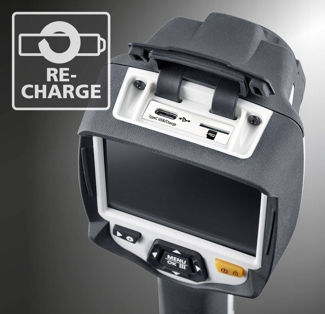 Ein digitales Handgerät mit einem Bildschirm, daneben ein Symbol mit einem kreisförmigen Pfeil und dem Text 'RE-CHARGE', was auf Wiederaufladung hinweist.