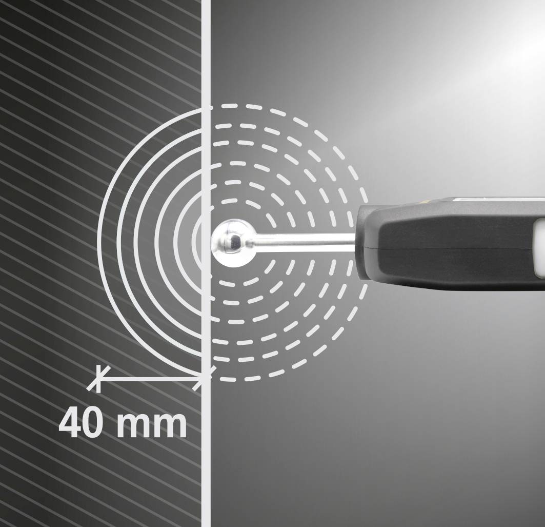 Ein Stab wird durch ein 40 mm dickes Materialstück mit kreisförmigen Linien hindurchgeführt. Darstellt Messung oder Sensorfunktion.