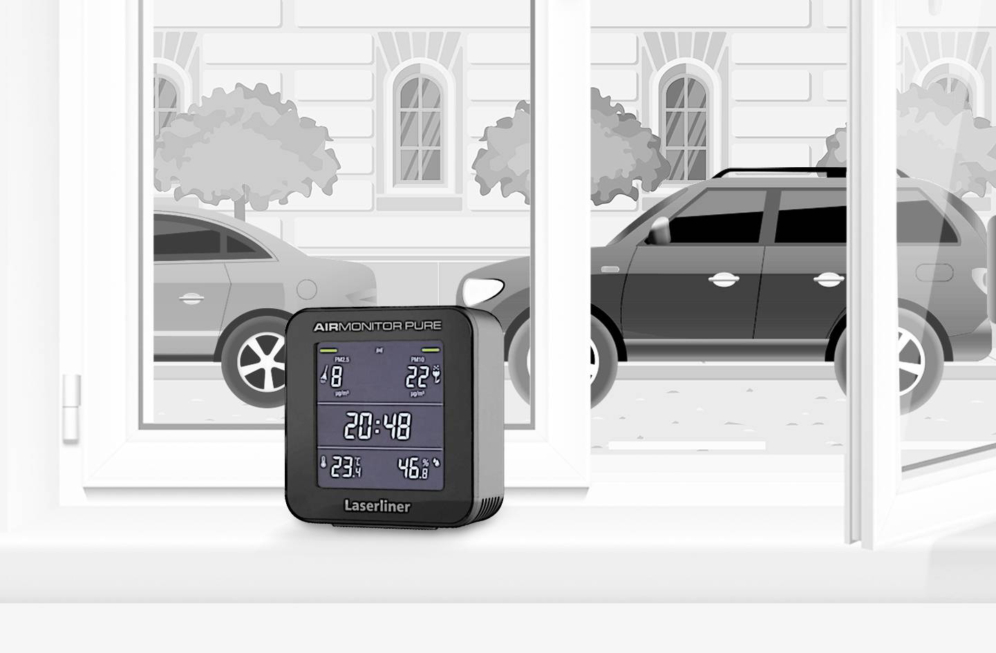 Ein digitales Thermometer auf einer Fensterbank zeigt Innen- und Außentemperatur an. Draußen sind Autos und ein Gebäude zu sehen.