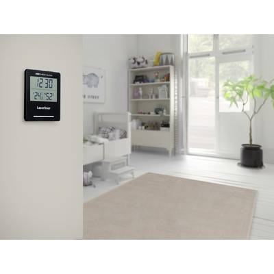 Ein Kinderzimmer mit Teppichboden, einem Bett und einem Regal voller Spielzeug. Links an der Wand hängt ein digitales Thermometer.