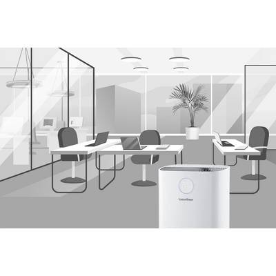 Ein modernes Büro mit mehreren Schreibtischen, Laptops und einem Luftreiniger im Vordergrund. Große Fenster und eine Pflanze im Hintergrund.