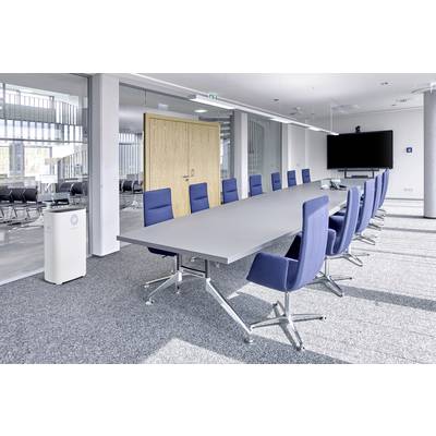 Konferenzraum mit großem rechteckigem Tisch und blauen Stühlen. An der Wand hängt ein großer Bildschirm. Raum ist hell und modern.