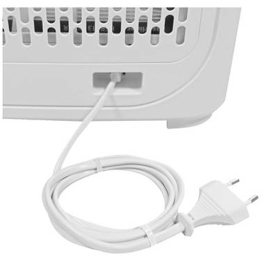Ein weißes Netzkabel ist an ein elektronisches Gerät angeschlossen, das Standfüße hat; das Kabel endet in einem europäischen Stecker.