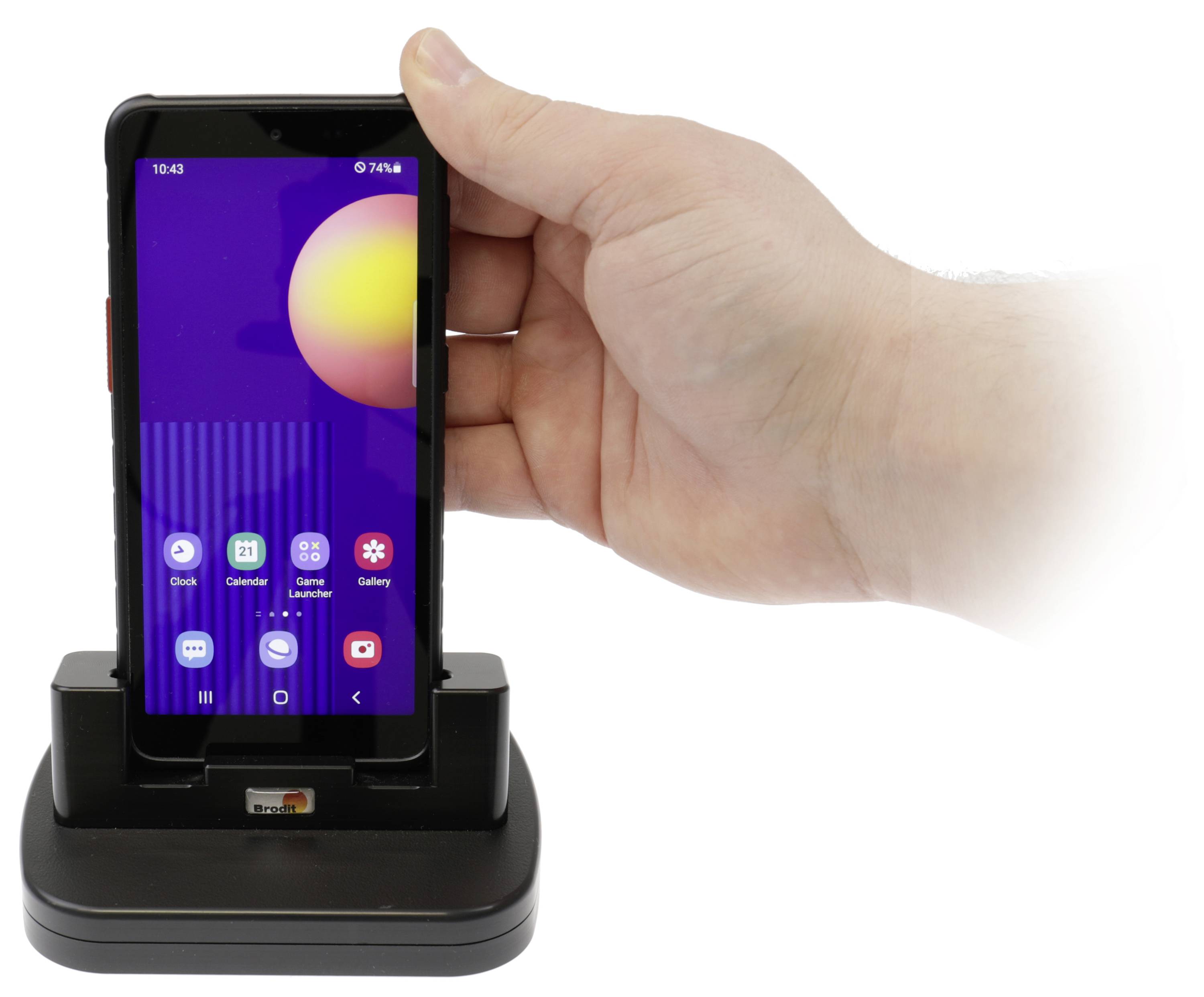 Eine Hand hält ein Smartphone in einer Dockingstation. Auf dem Bildschirm sind App-Symbole sichtbar, darunter 'Galerie' und 'Kalender'.