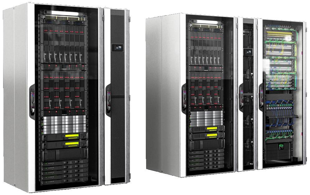 Zwei geöffnete Server-Racks voller Hardware-Komponenten wie Festplatten und Kabel. Sie stehen nebeneinander in einem technischen Raum.