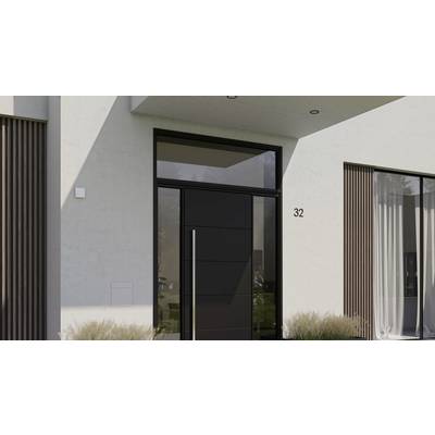 Moderne Eingangstür eines Hauses mit der Hausnummer 32, umgeben von Pflanzen und großen Fenstern mit Vorhängen.