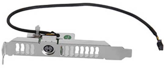 Metallische Computer-Slotblende mit Kabel und Stecker, verwendet zur Verbindung interner Komponenten in einem Computergehäuse.