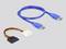 Ein blaues USB-3.0-Kabel mit zwei Anschlüssen und ein SATA-auf-Molex-Adapterkabel mit schwarzen, gelben und roten Drähten.