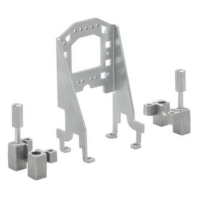 Metallhalterung mit rechteckigen Öffnungen und zwei verstellbaren Klemmen, geeignet zur Befestigung von Komponenten oder Geräten.