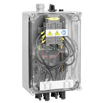 Ein elektrischer Steuerschrank mit transparentem Gehäuse. Sichtbar sind interne Verkabelungen, Schalter und Warnhinweise. Markierungen auf Schaltern und Bauteilen.