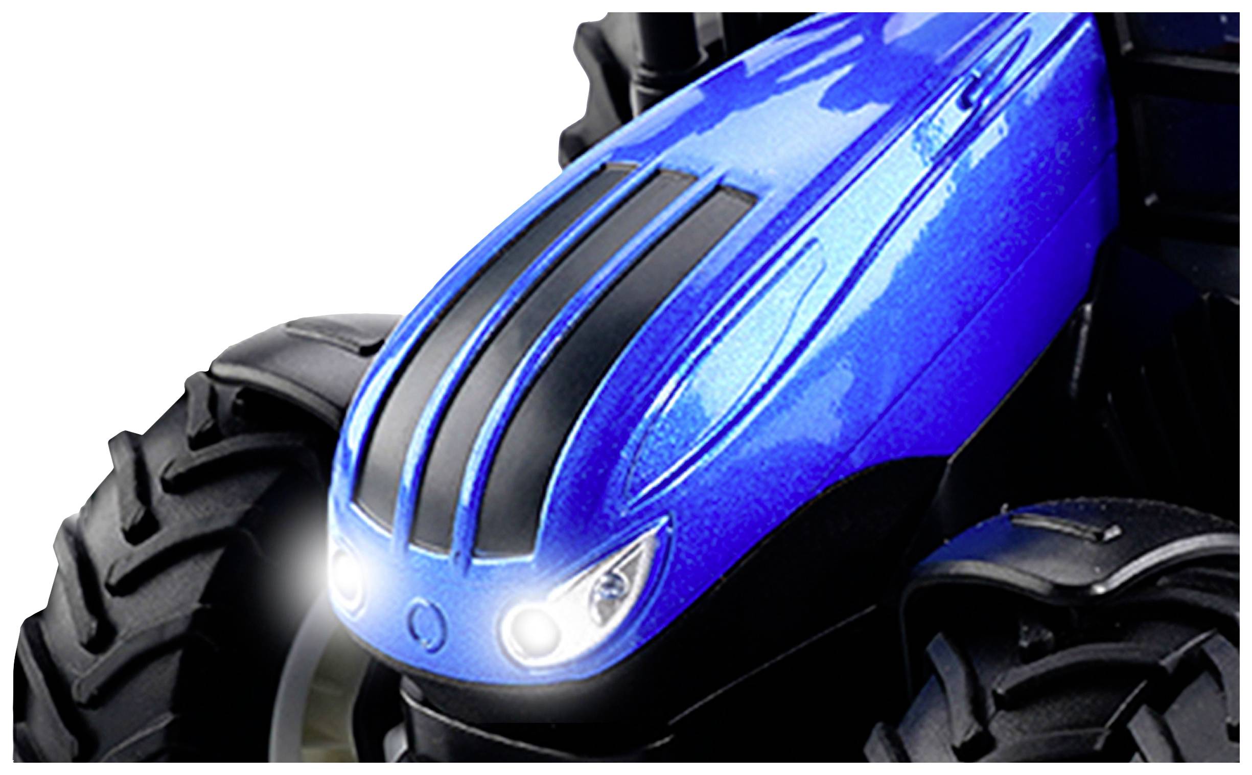 Nahaufnahme eines blauen Traktors mit großen Reifen und eingeschalteten Scheinwerfern, zeigt moderne Technik und Design.