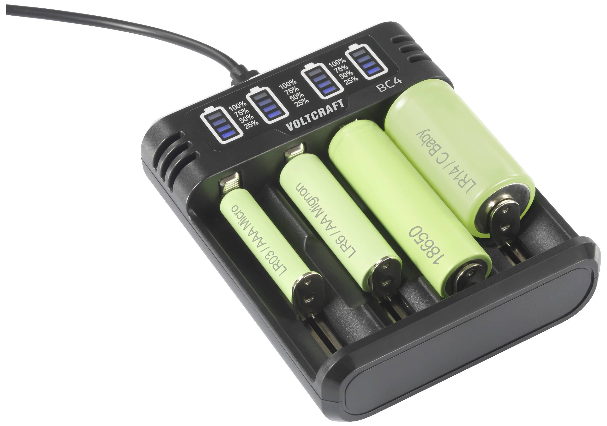 Ein Batterieladegerät mit vier grün-gelben Batterien. Das Display zeigt den Ladezustand der Batterien an.