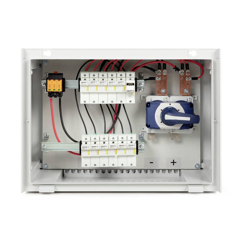 Das Bild zeigt einen offenen elektrischen Verteilerkasten mit mehreren Schaltern, Kabeln und Anschlüssen, bereit für Installationsarbeiten.