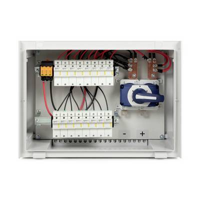 Ein geöffneter Sicherungskasten zeigt elektrische Schalter und farbige Verkabelung. Der Schalter ist auf 'Aus' gestellt.