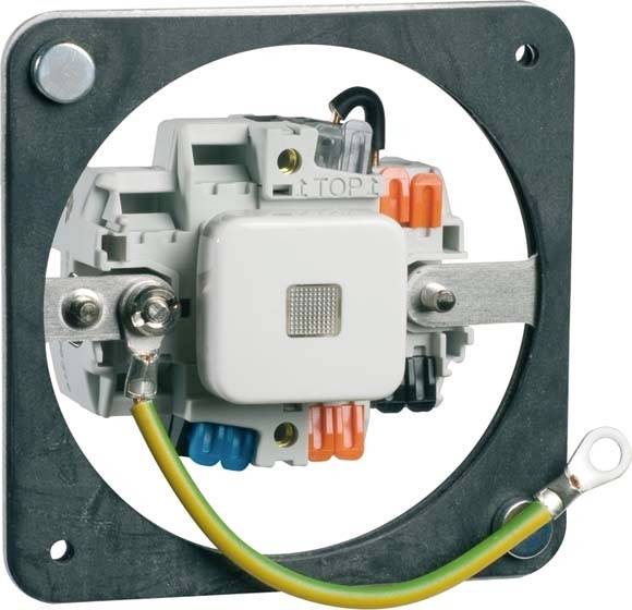 Ein eingebauter Lichtschalter mit Drahtanschluss. Ein gelb-grünes Erdungskabel ist sichtbar. Ideal für Elektromontage.