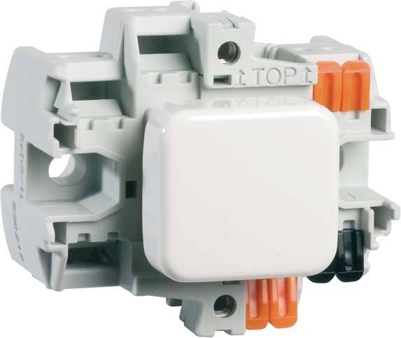 Ein grauer, rechteckiger elektrischer Schalter mit weißen und orangefarbenen Anschlüssen, geeignet für die Wandmontage.