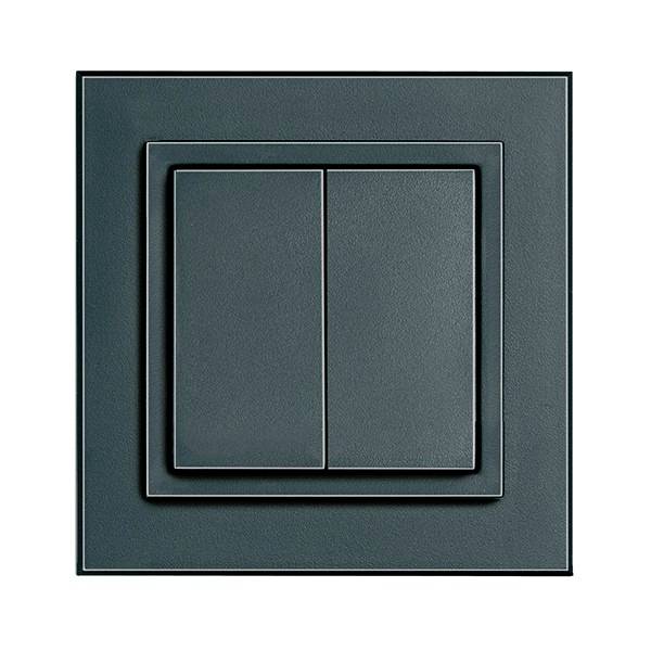 Ein moderner, zweifacher dunkler Lichtschalter mit rechteckigem Design, montiert auf einer Wandplatte.